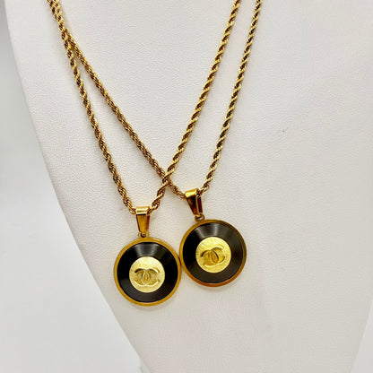 Collar MILOS hecho a mano con botón recuperado por EOS UPCYCLING