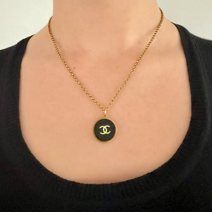 Joya artesanal EOS UPCYCLING, elegante y sostenible. Un regalo personalizado para una mujer con estilo elegante. 