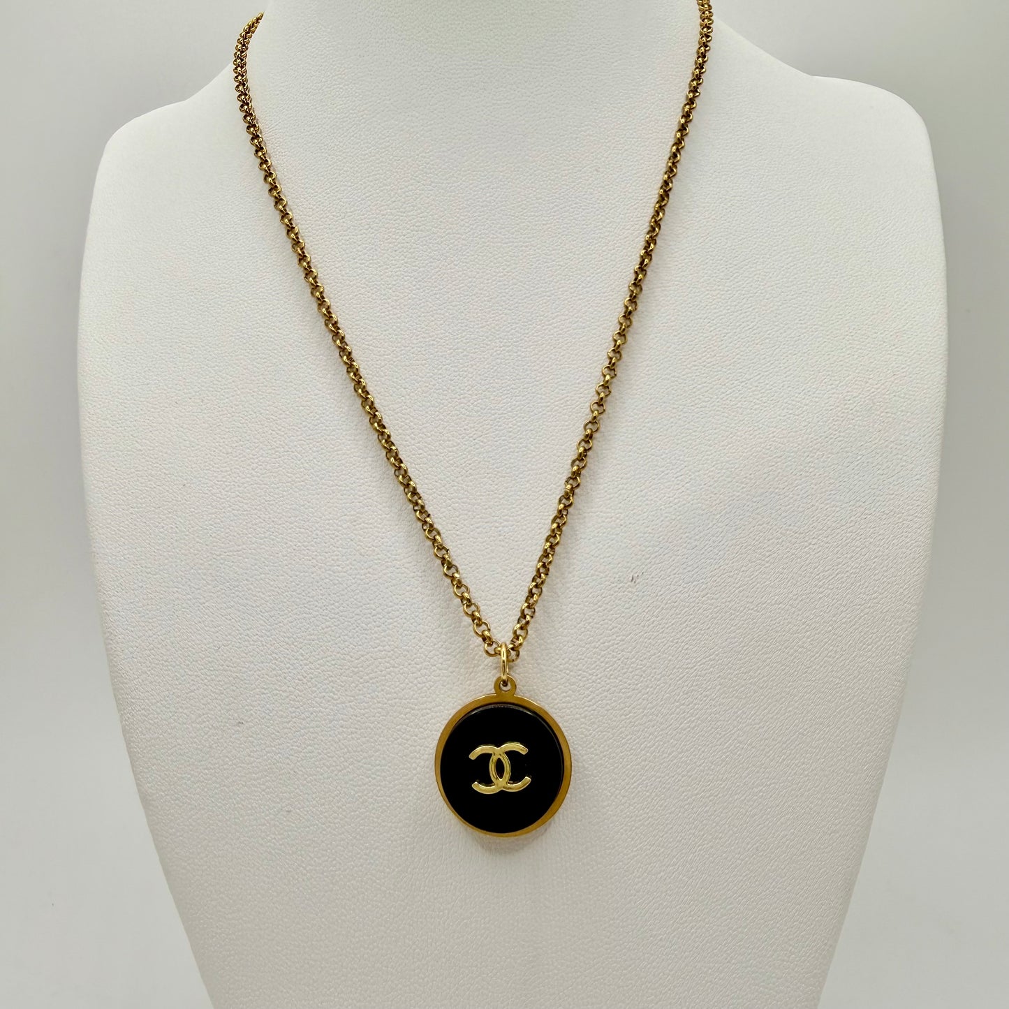 Cadena rolo, con eslabones redondas que se entrelazan entre sí, en collar artesanal MNEMOSINE, una pieza artesanal hecha a mano. 
