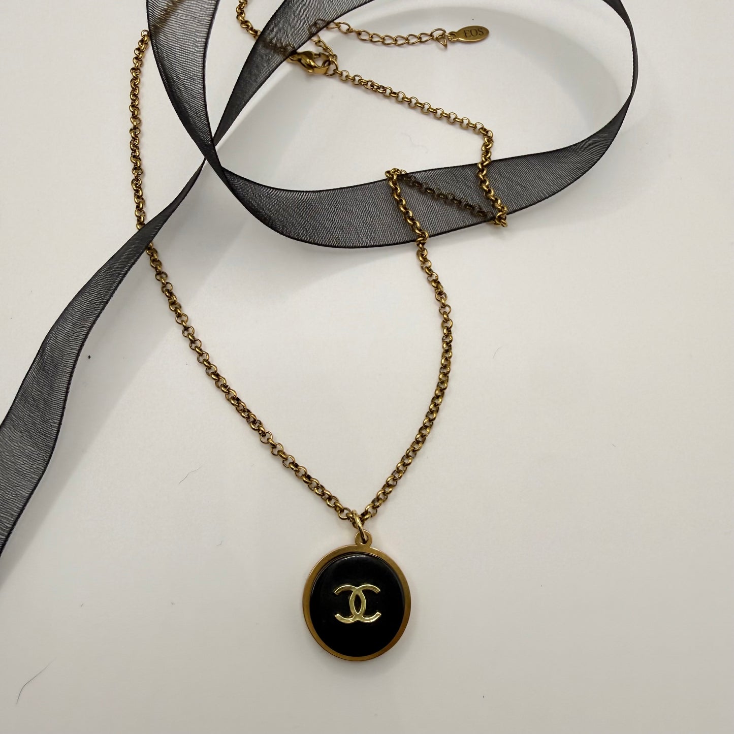  Collar artesanal EOS UPCYCLING  hecho a mano con botón de marca de lujo recuperado.