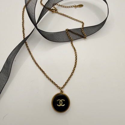  Collar artesanal EOS UPCYCLING  hecho a mano con botón de marca de lujo recuperado.
