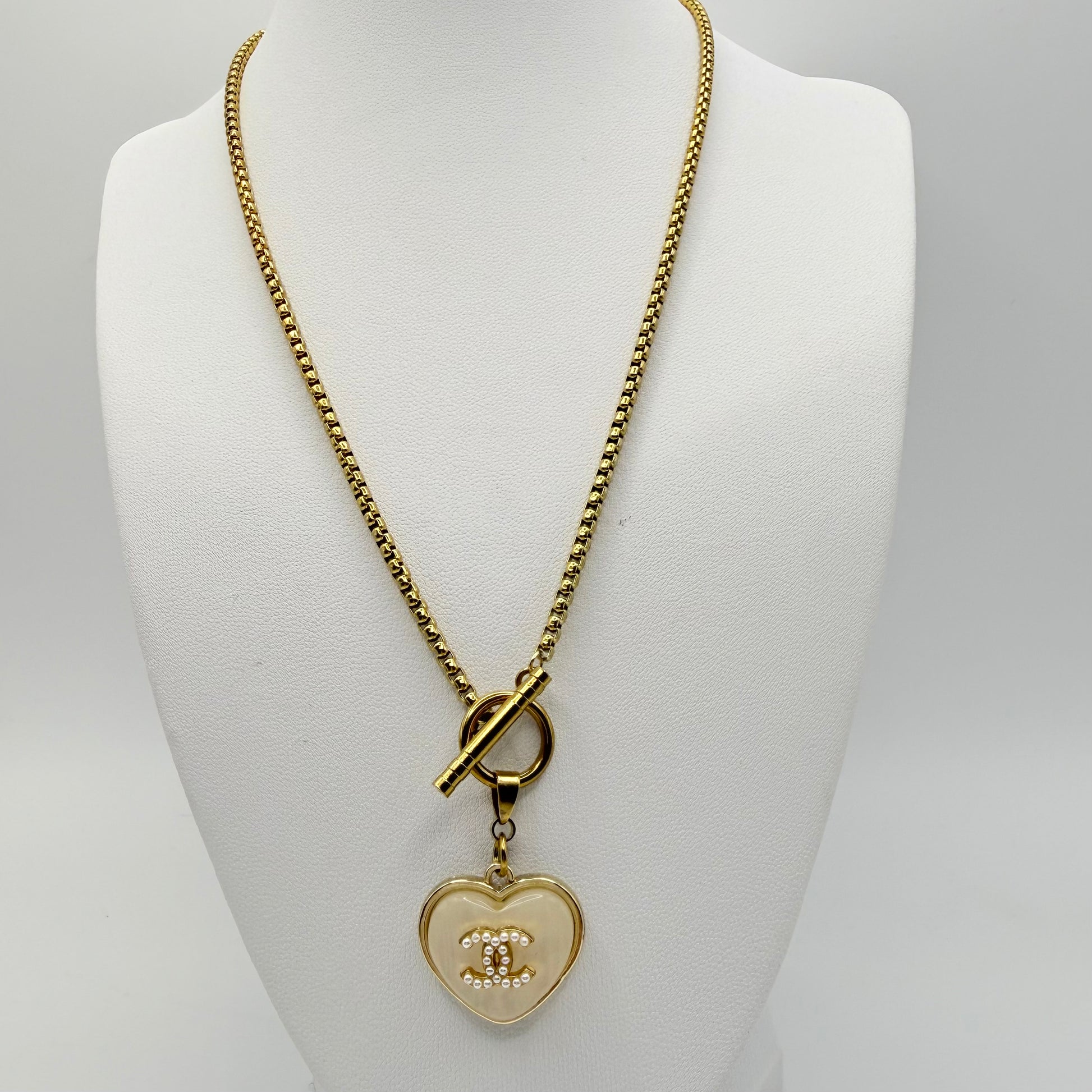 Joya artesanal hecho a mano por EOS UPCYCLING con botón  recuperado de marca de alta costura. Regalo personalizado para una mujer. 