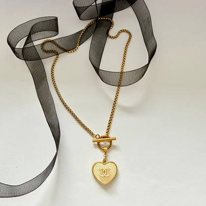 Collar artesanal EOS UPCYCLING  hecho a mano con botón de marca de lujo recuperado