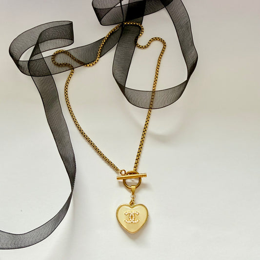 Collar artesanal EOS UPCYCLING  hecho a mano con botón de marca de lujo recuperado