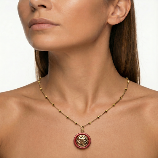 Collar artesanal OTHONI, pieza hecha a mano por EOS UPCYCLING. Para una mujer elegante.