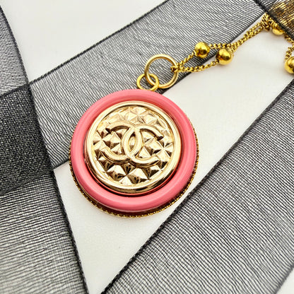 Detalle del botón de alta costura recuperado y reciclado en collar artesanal OTHONI hecho a mano por EOS UPCYCLING.