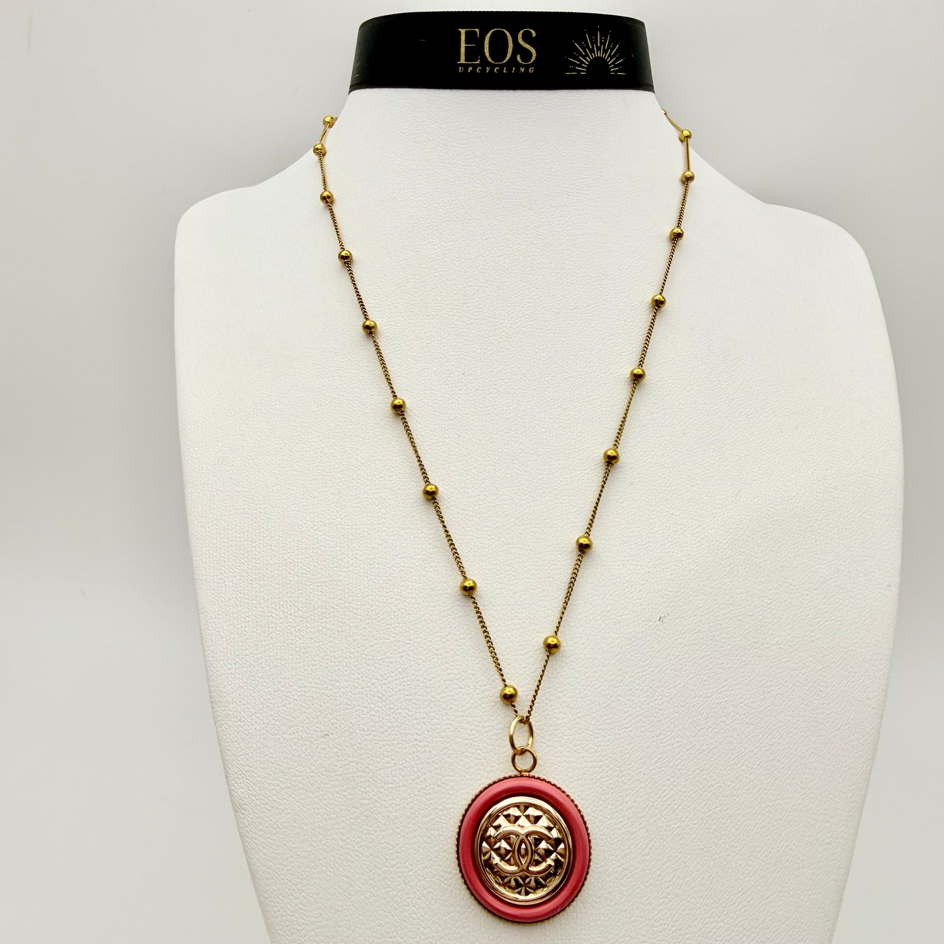 Joya artesanal sostenible con botón CHANEL reciclado.