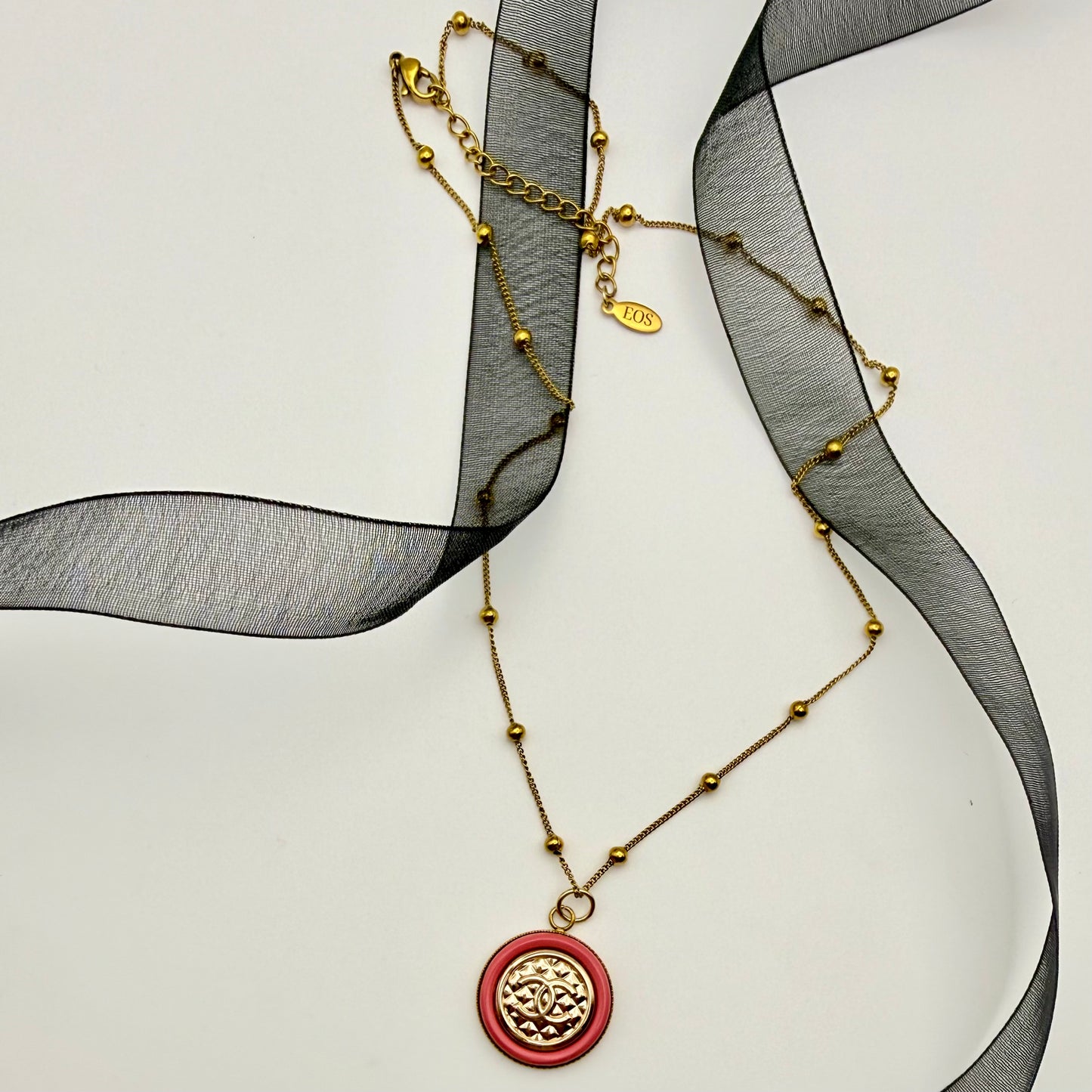 Collar artesanal EOS UPCYCLING  hecho a mano con botón de marca de lujo recuperado.