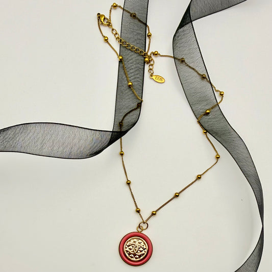 Collar artesanal EOS UPCYCLING  hecho a mano con botón de marca de lujo recuperado.