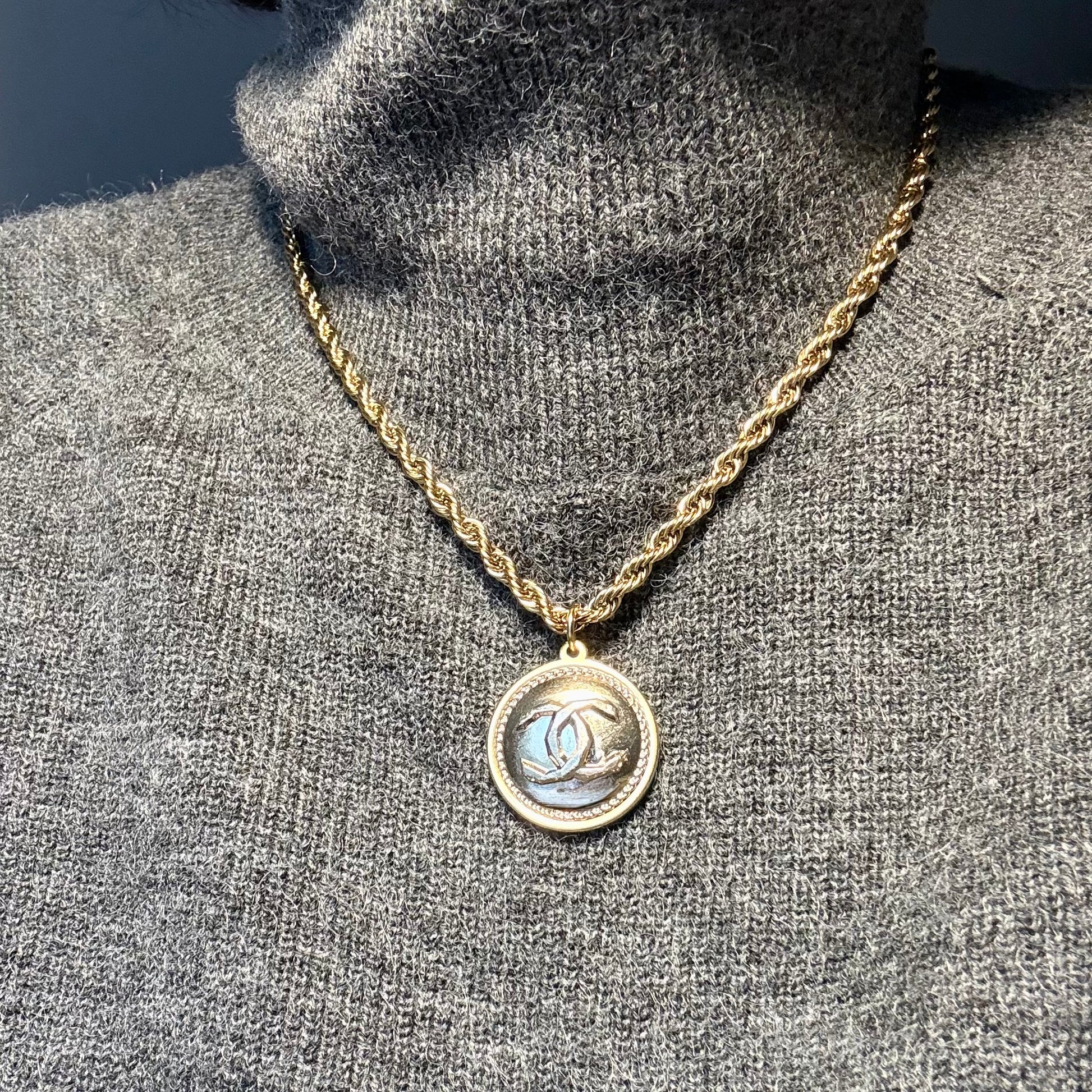 Joya artesanal EOS UPCYCLING, elegante y sostenible. Un regalo personalizado para una mujer con estilo.