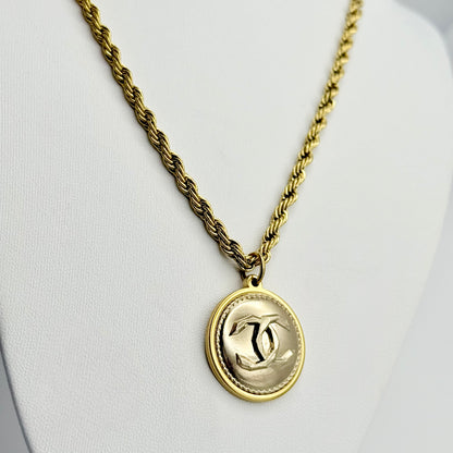 Cadena fina de cuerda retorcida en collar artesanal PAROS. Collar artesanal hecho a mano por EOS UPCYCLING con un botón de marca de lujo recuperado. 