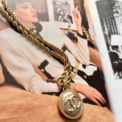 Joya artesanal PAROS con botón CHANEL reciclado. 