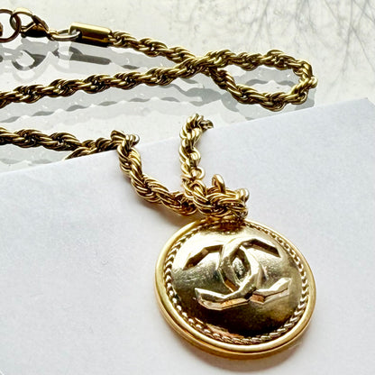 Detalle del botón de alta costura reciclado en collar artesanal PAROS hecho a mano por EOS UPCYCLING.