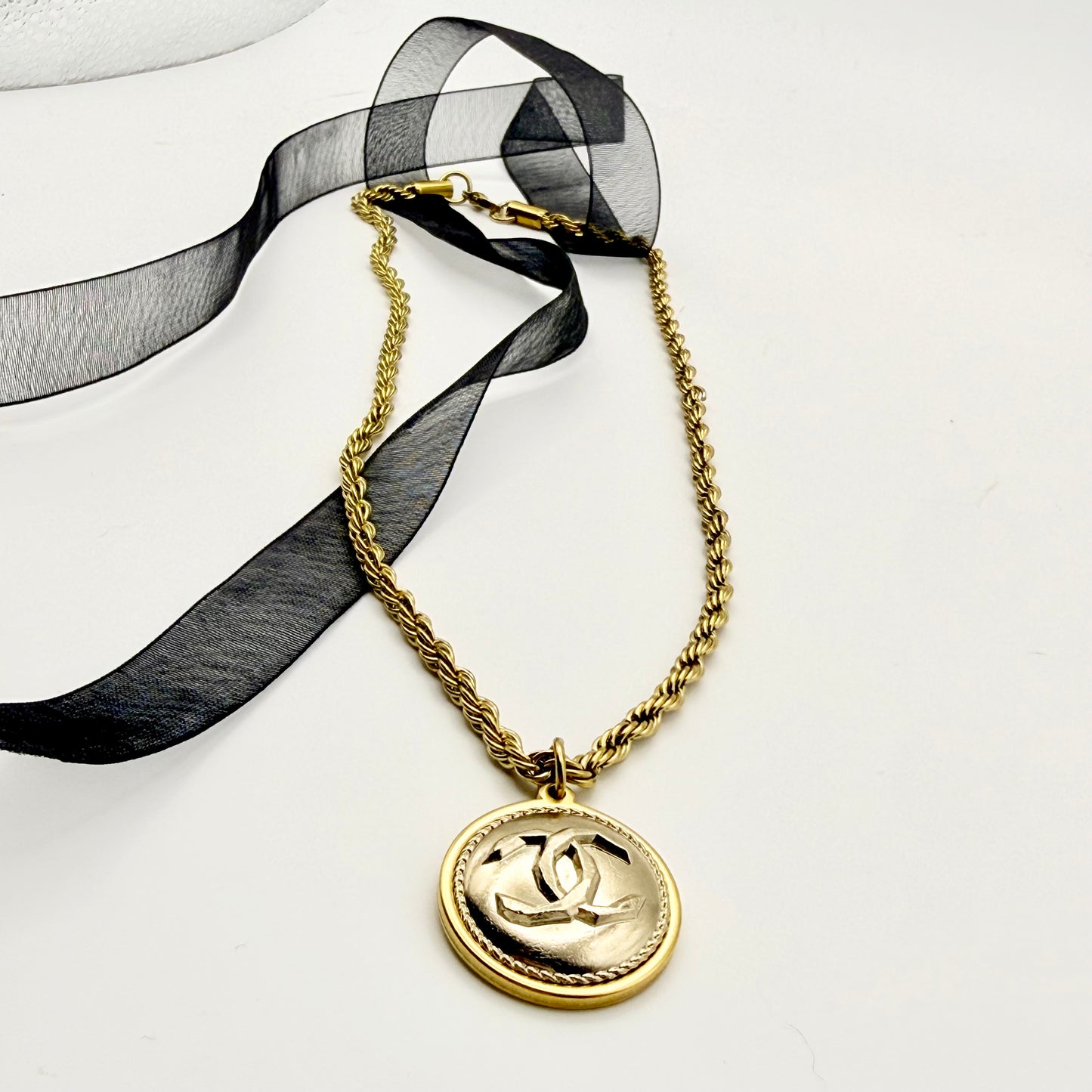 Collar artesanal EOS UPCYCLING  hecho a mano con botón de marca de lujo recuperado.