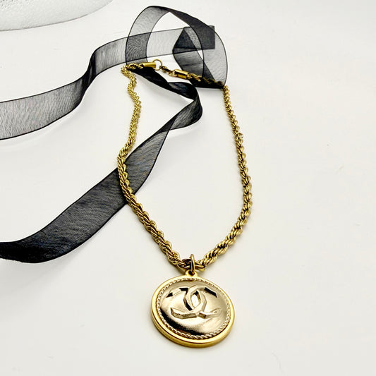 Collar artesanal EOS UPCYCLING  hecho a mano con botón de marca de lujo recuperado.