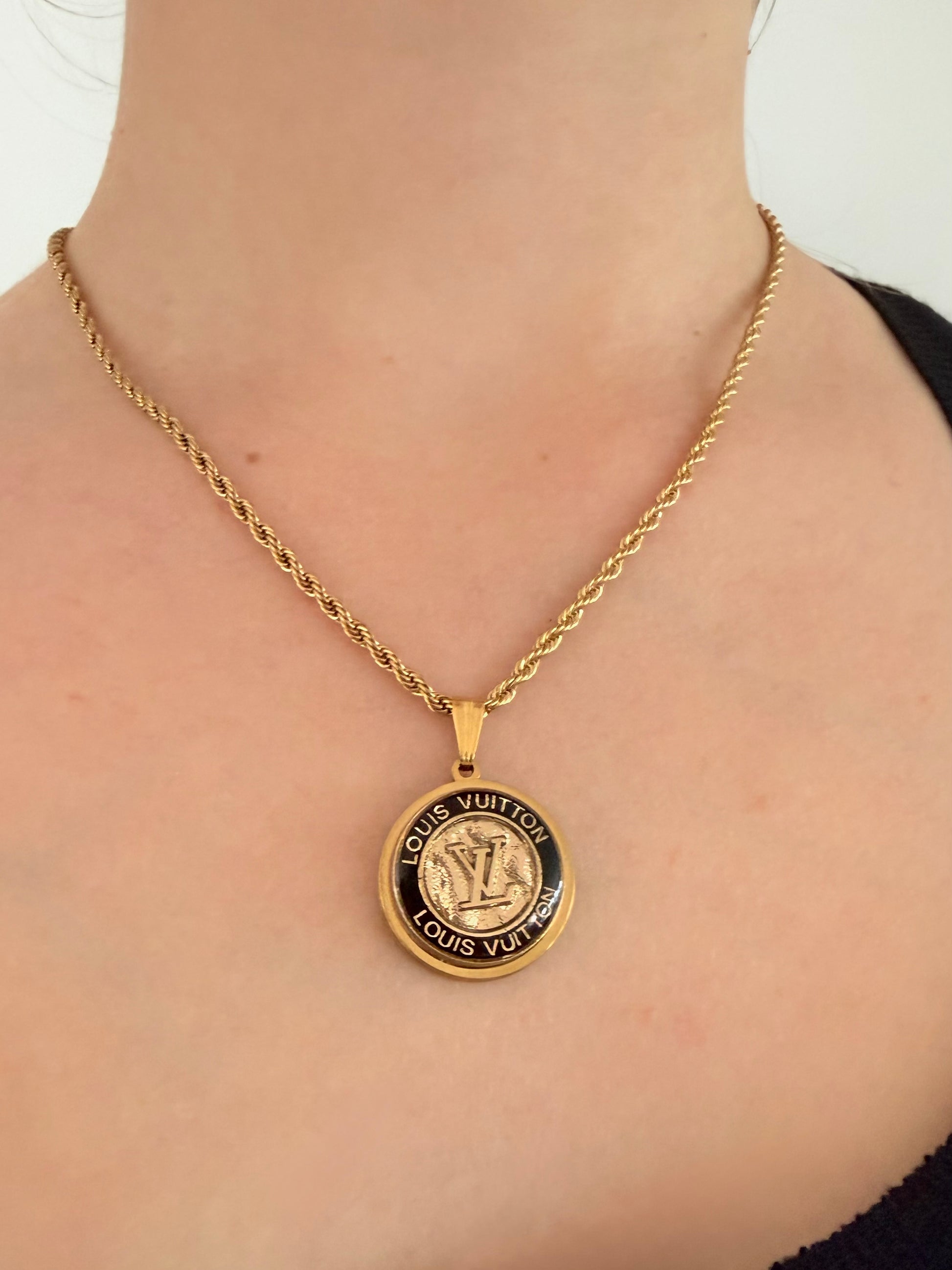 Joya artesanal EOS UPCYCLING, elegante y sostenible. Un regalo personalizado para una mujer. Elegancia atemporal. 
