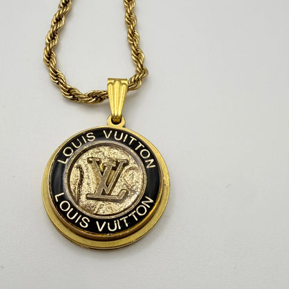  Detalle del botón de alta costura recuperado en collar artesanal PEITO,  hecho a mano por EOS UPCYCLING.