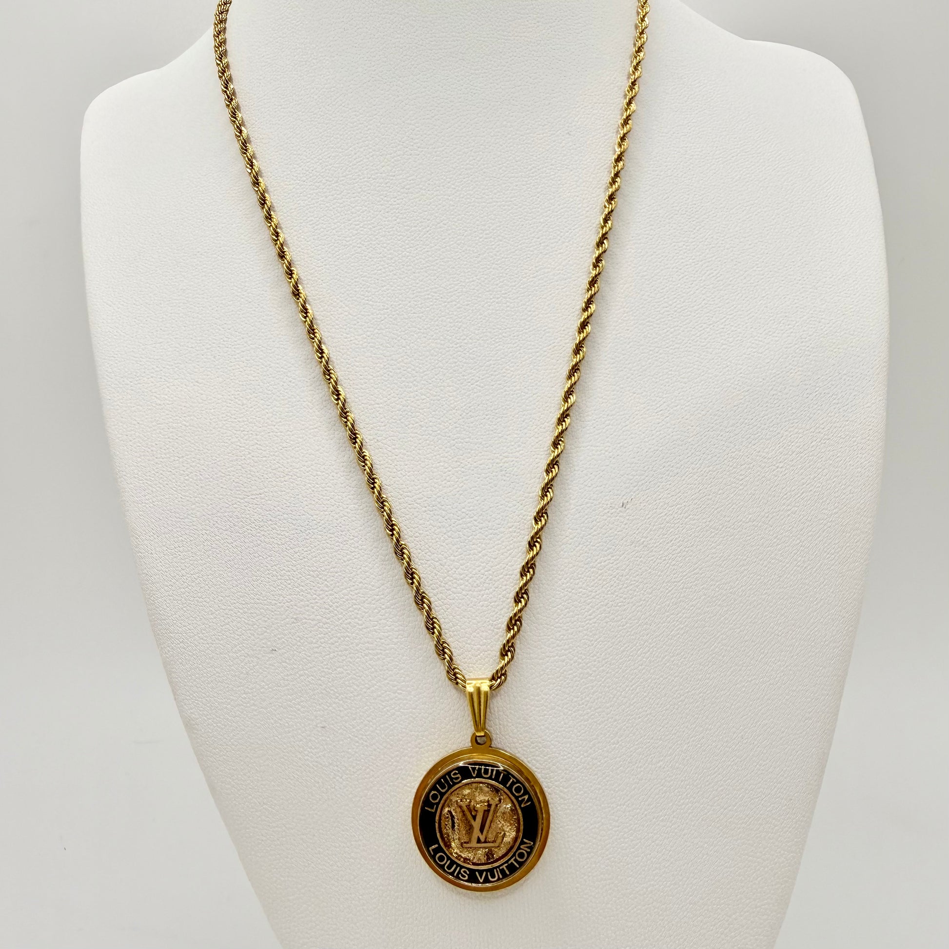 Cadena fina de cuerda retorcida en collar artesanal PEITO. Un regalo personalizado para una mujer elegante. 