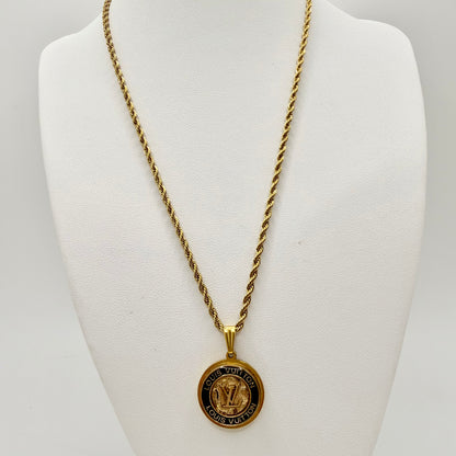 Cadena fina de cuerda retorcida en collar artesanal PEITO. Un regalo personalizado para una mujer elegante. 