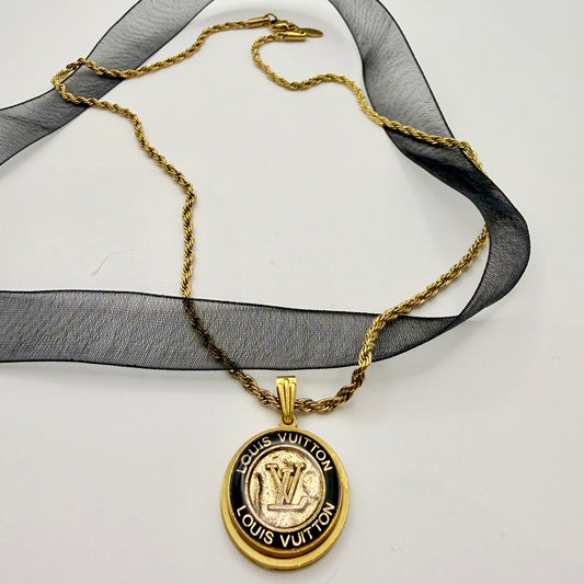 Collar artesanal EOS UPCYCLING  hecho a mano con botón de marca de lujo recuperado.