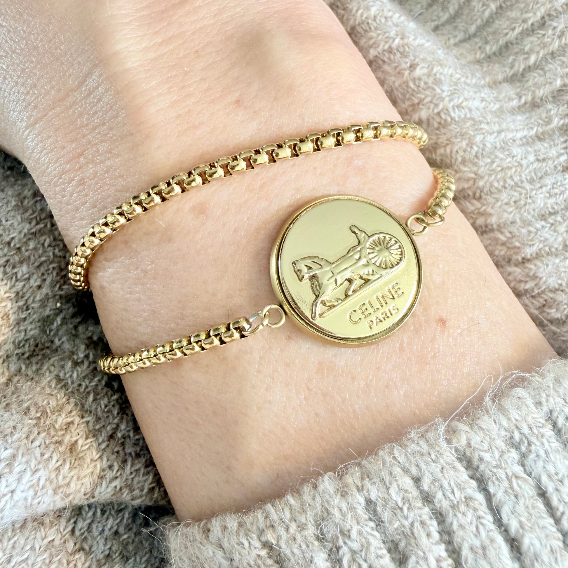 Detalle del botón de marca de lujo CELINE recuperado en collar artesanal RINIA creado a mano por EOS UPCYCLING