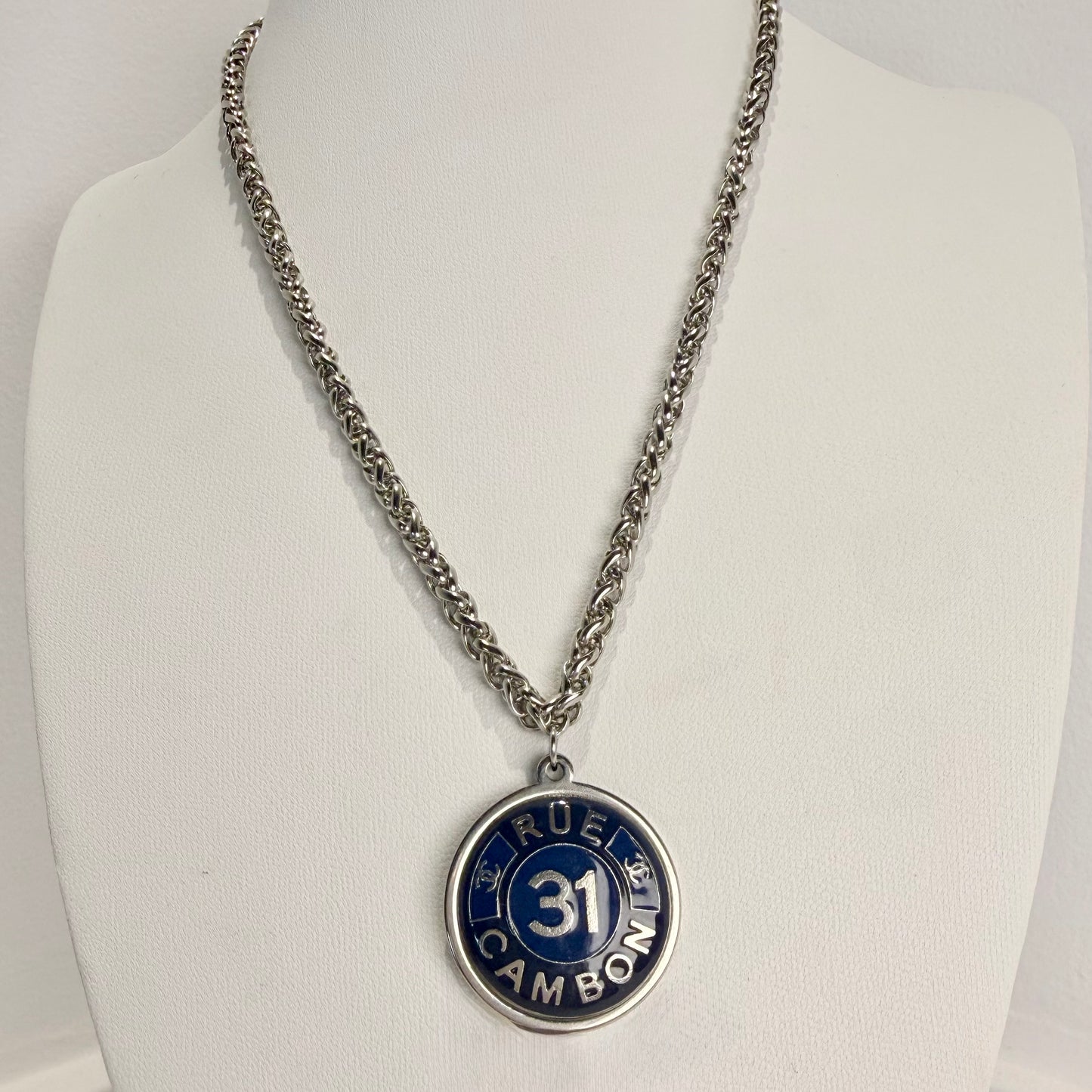 Joya artesanal EOS UPCYCLING, elegante y sostenible. Un regalo personalizado y original para una mujer con estilo. 