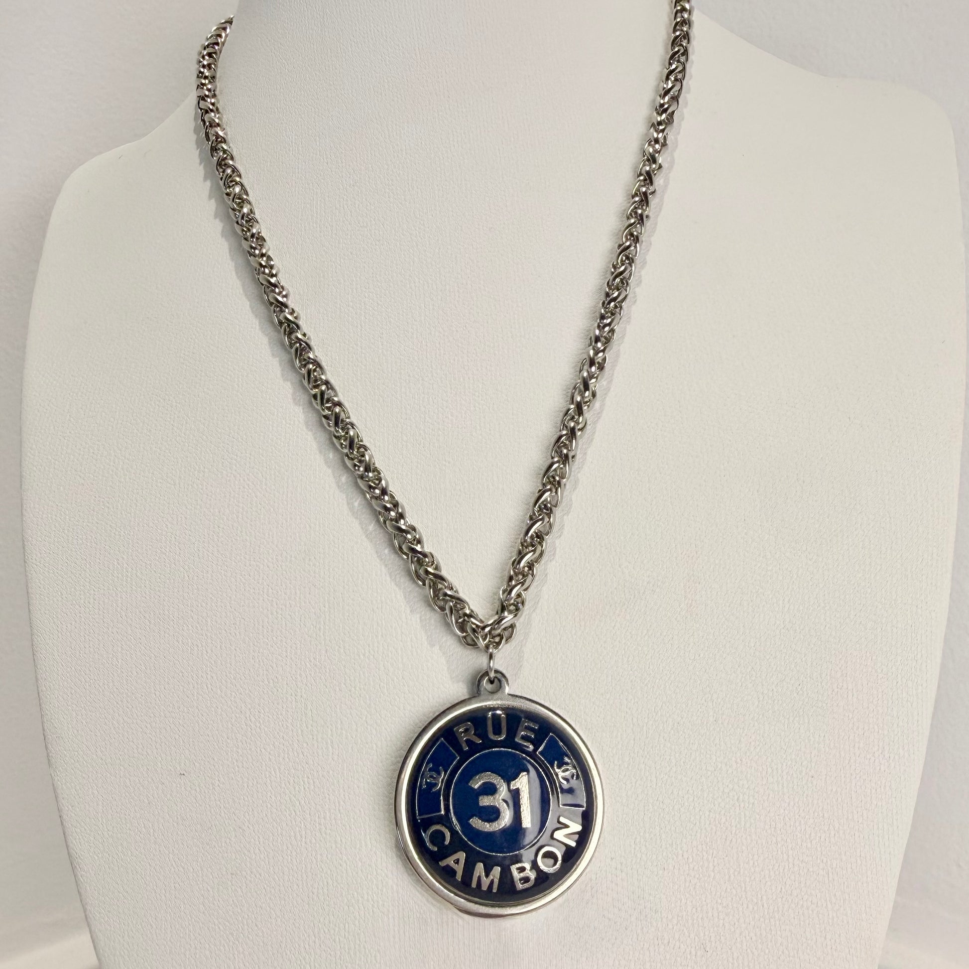 Joya artesanal EOS UPCYCLING, elegante y sostenible. Un regalo personalizado y original para una mujer con estilo. 