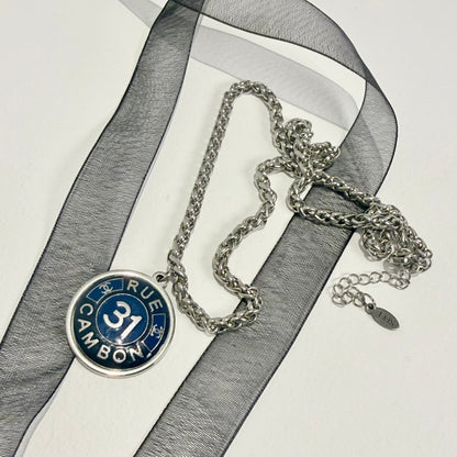 Detalle del botón de alta costura recuperado y reciclado en collar artesanal RODO hecho a mano por EOS UPCYCLING.
