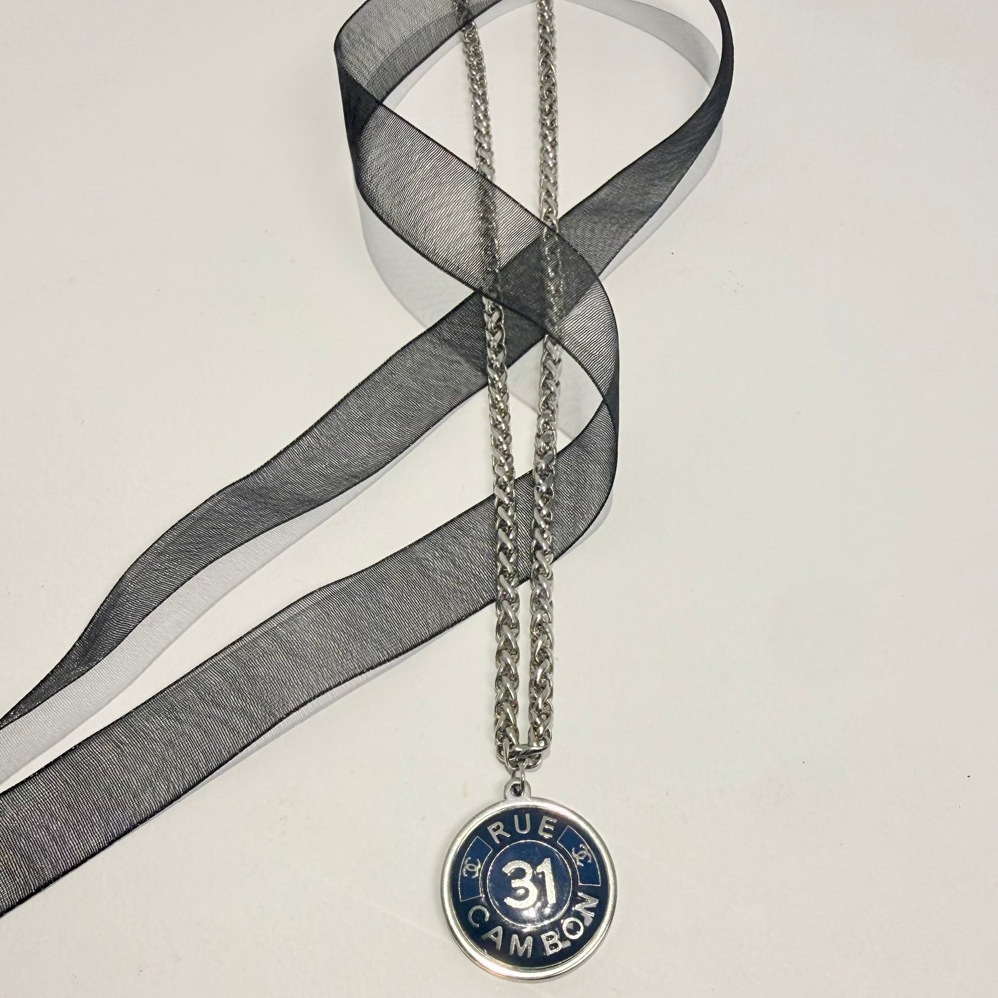 Collar artesanal EOS UPCYCLING  hecho a mano con botón de marca de lujo recuperado.