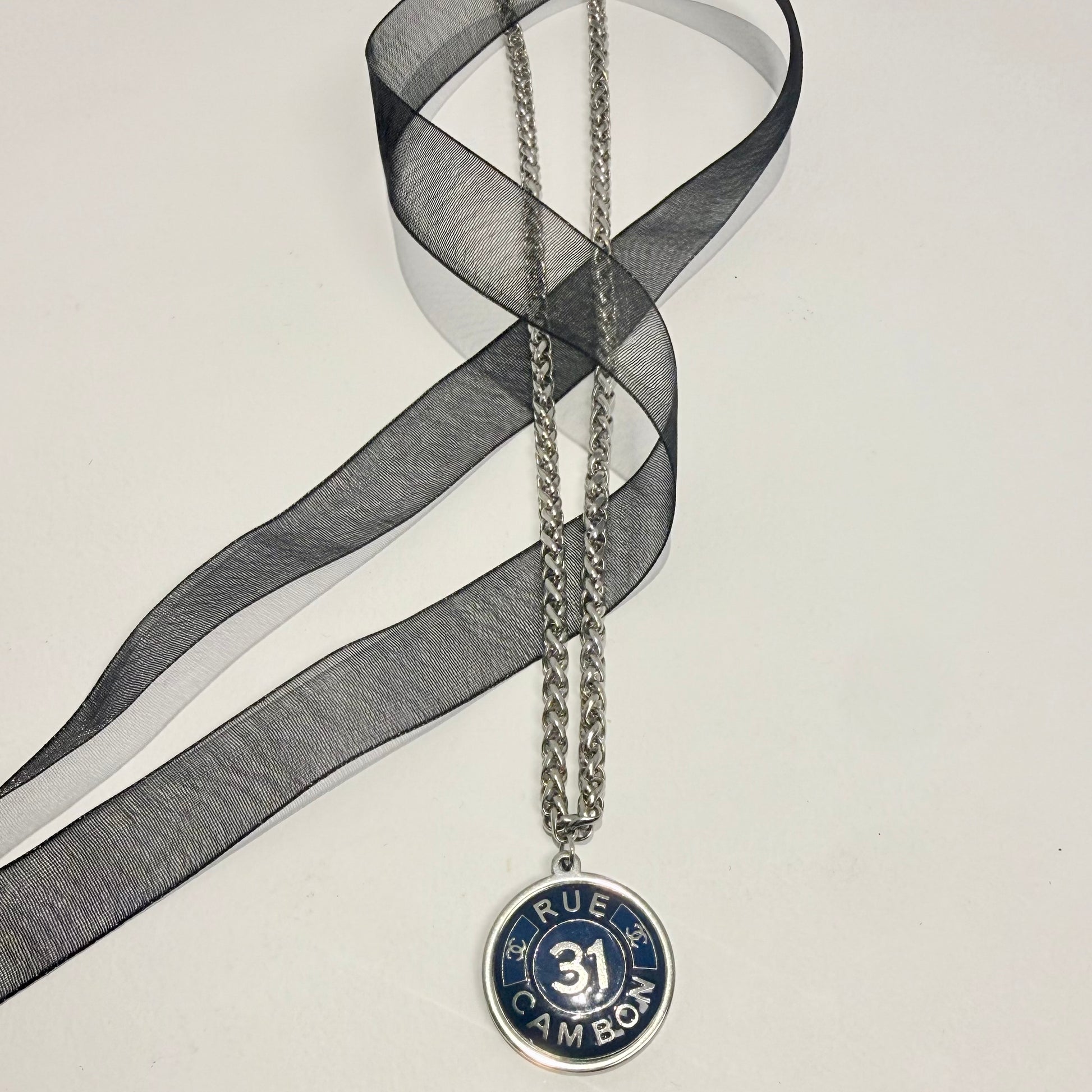 Collar artesanal EOS UPCYCLING  hecho a mano con botón de marca de lujo recuperado.