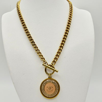 Collar artesanal SELENE, pieza hecha a mano por EOS UPCYCLING. Una joya original para regalar a una mujer elegante. 