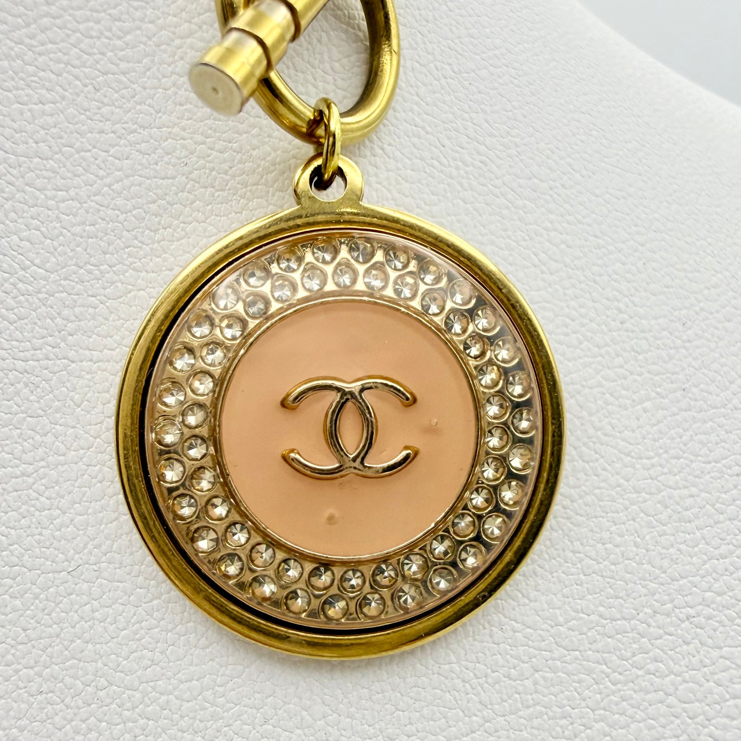 Detalle del botón de alta costura recuperado en collar artesanal [NOMBRE] hecho a mano por EOS UPCYCLING