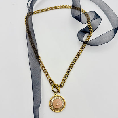 Collar artesanal EOS UPCYCLING  hecho a mano con botón de marca de lujo recuperado