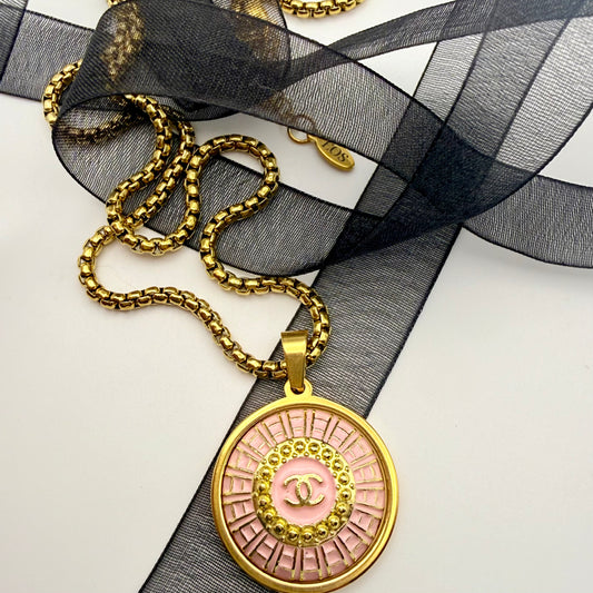 Collar artesanal SIFNOS, pieza hecha a mano por EOS UPCYCLING con un botón de alta costura reciclado. Moda sostenible.
