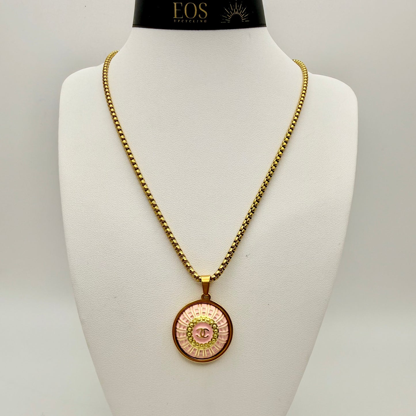 Cadena veneciana redonda en collar artesanal SIFNOS, hecho a mano por EOS UPCYCLING con un botón recuperado de una prenda de alta costura. 