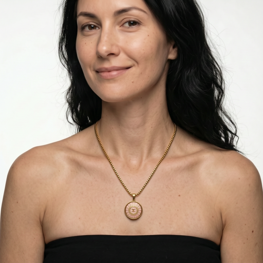 Joya artesanal EOS UPCYCLING, elegante y sostenible. Un regalo personalizado y original para una mujer con estilo. 
