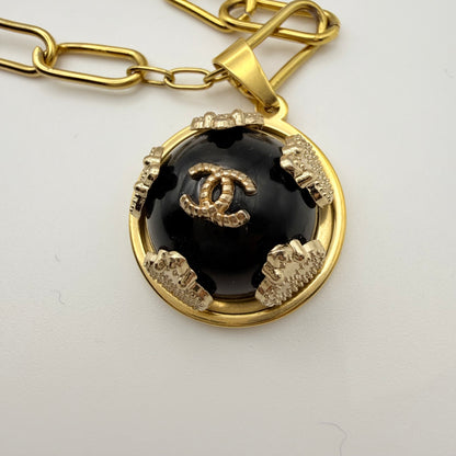  Detalle del botón de alta costura recuperado en collar artesanal SIRENA, hecho a mano por EOS UPCYCLING. Un regalo original para una mujer. 