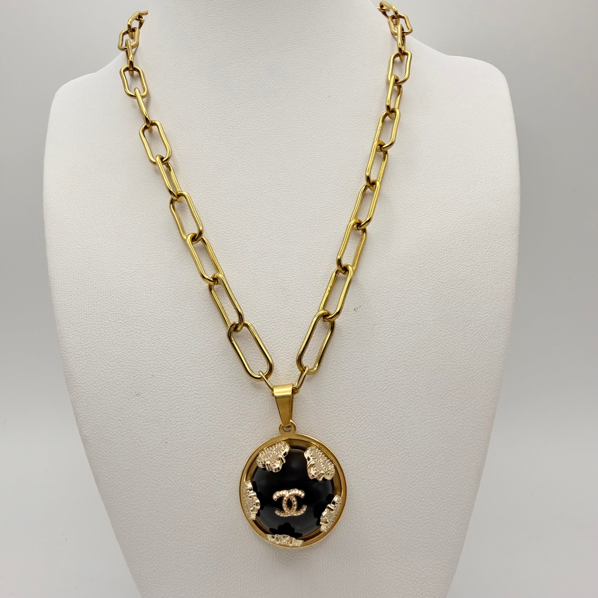 Cadena con eslabones ovalados  en collar artesanal SIRENA, con un botón recuperado de alta costura. 