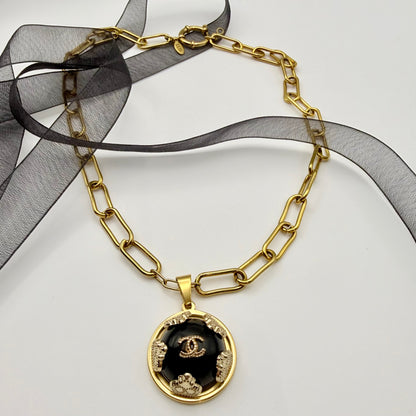  Collar artesanal EOS UPCYCLING  hecho a mano con botón de marca de lujo recuperado. 