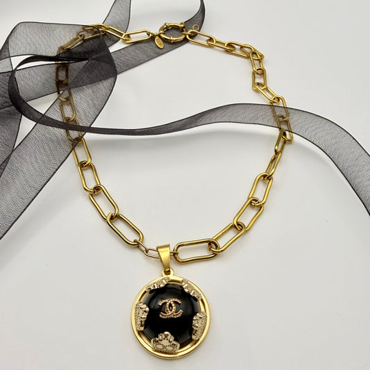  Collar artesanal EOS UPCYCLING  hecho a mano con botón de marca de lujo recuperado. 