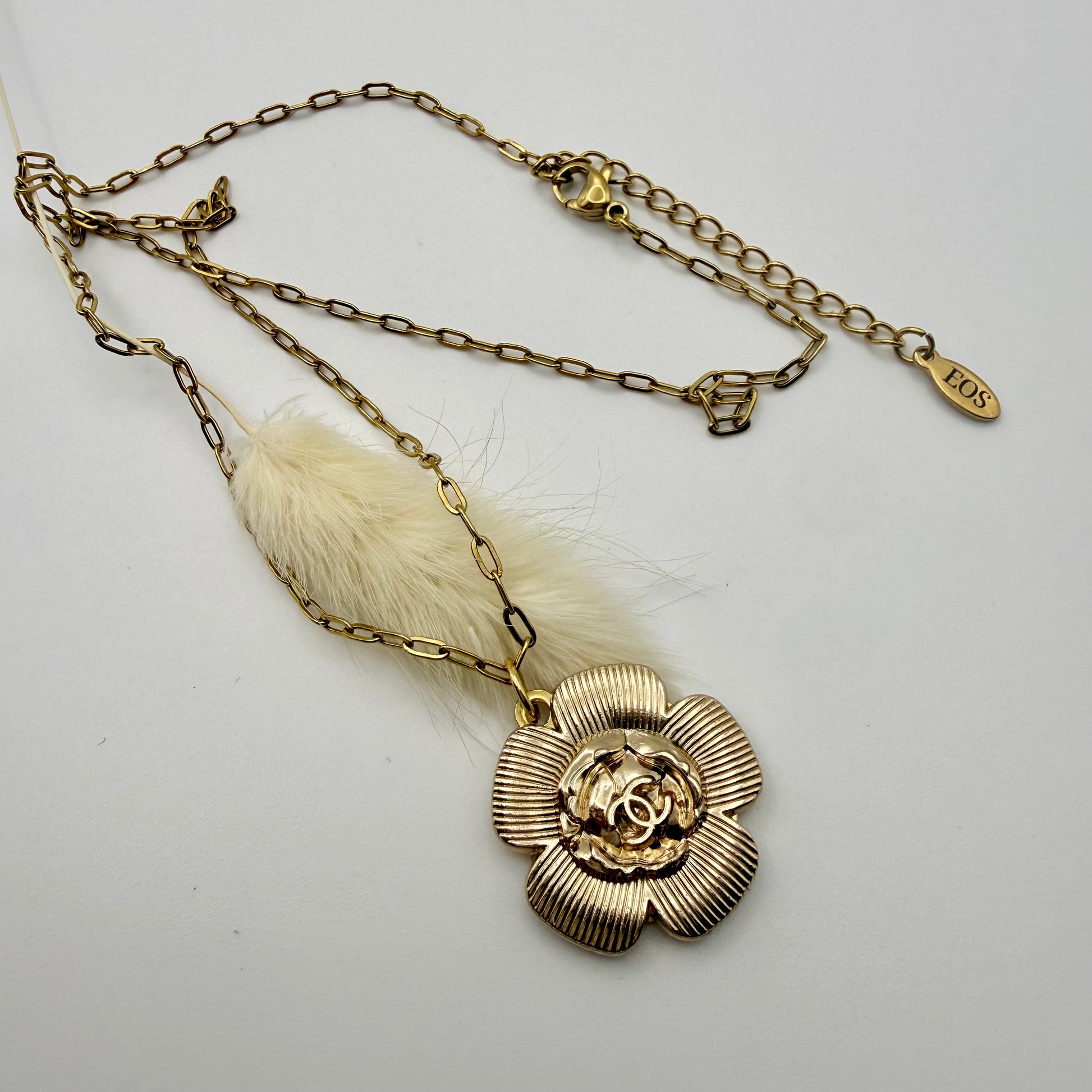 Cadena fina con eslabones rectangulares en collar artesanal SOTERIA. Una joya original para regalar a una mujer. 
