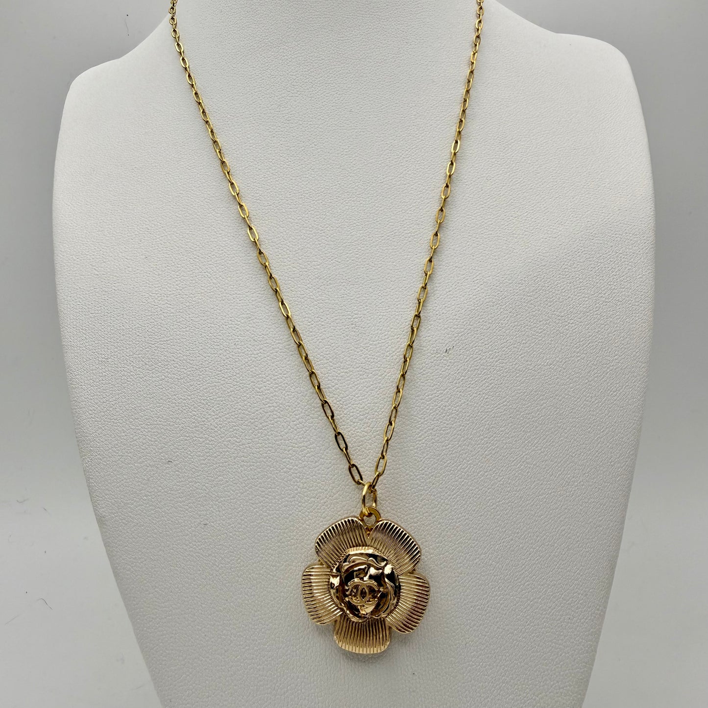 Joya artesanal EOS UPCYCLING, elegante y sostenible. Una joya hecha a mano, un regalo personalizado para una mujer con estilo. 