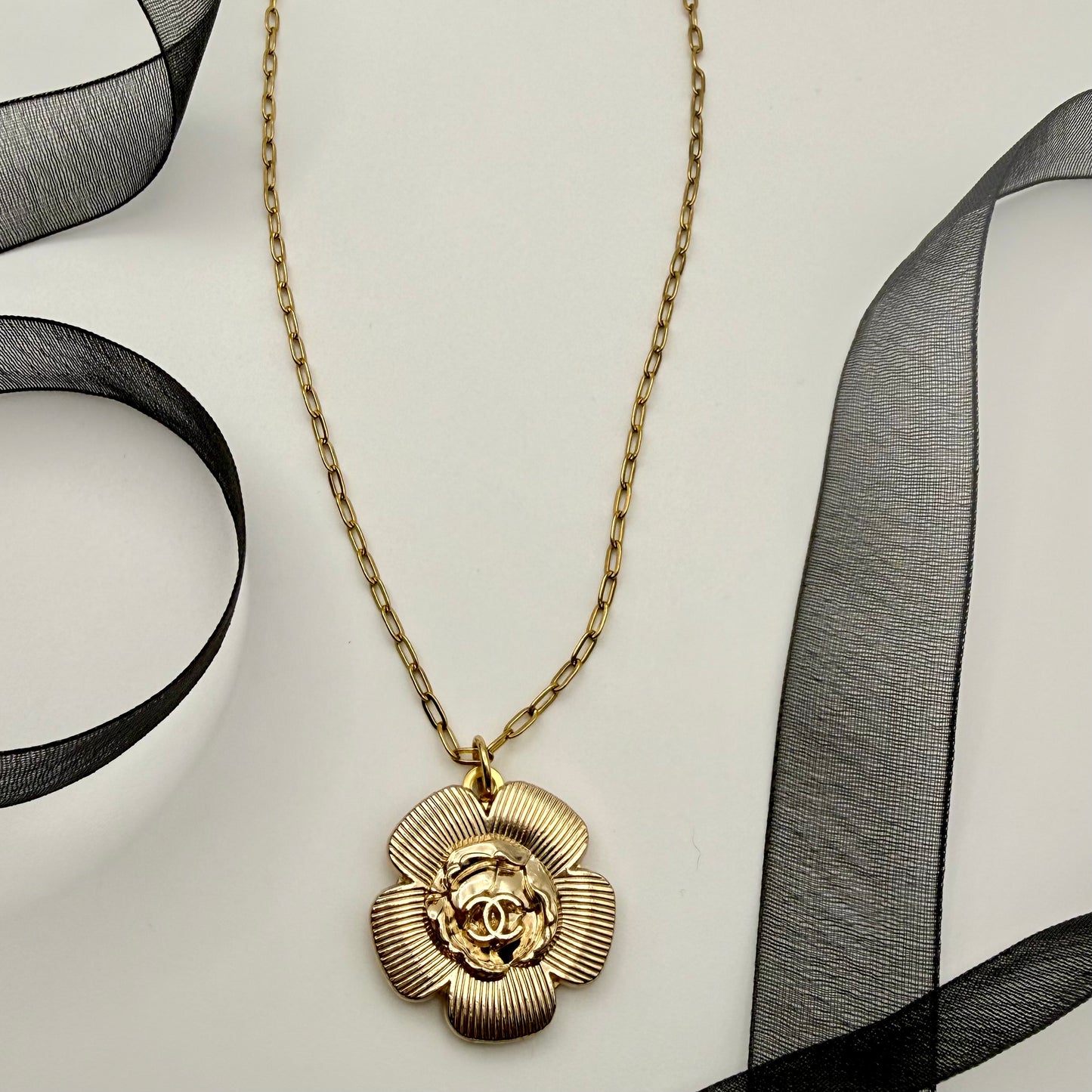  Collar artesanal EOS UPCYCLING  hecho a mano con botón de marca de lujo recuperado.