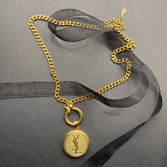 Collar artesanal SYROS hecho a mano con botón YVES SAINT LAURENT recuperado