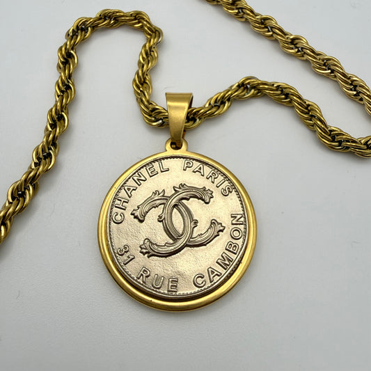 Detalle del botón de alta costura recuperado y reciclado en collar artesanal TERA hecho a mano por EOS UPCYCLING.