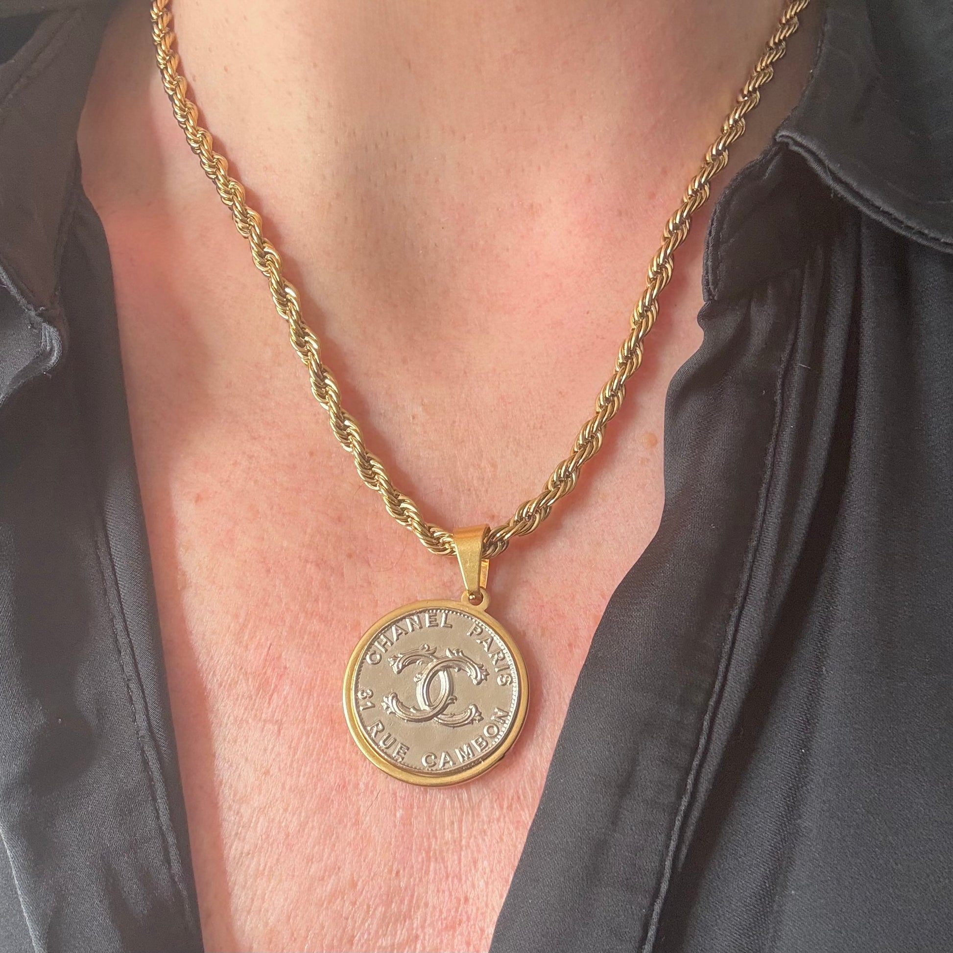 Joya artesanal EOS UPCYCLING, elegante y sostenible. Un regalo personalizado y original para una mujer con estilo. 
