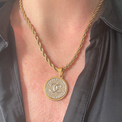 Joya artesanal EOS UPCYCLING, elegante y sostenible. Un regalo personalizado y original para una mujer con estilo. 
