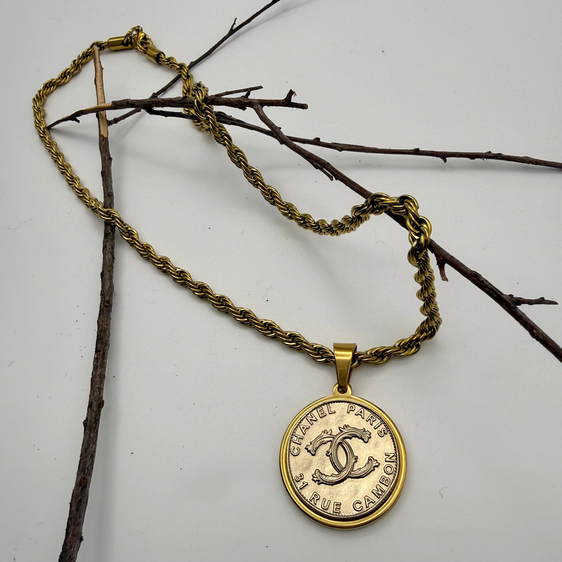 Cadena de cuerda retorcida en collar artesanal TERA. Una joya hecha a mano elegante y muy original para regalar a una mujer. 