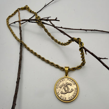 Cadena de cuerda retorcida en collar artesanal TERA. Una joya hecha a mano elegante y muy original para regalar a una mujer. 