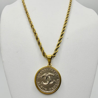 Collar artesanal TERA, pieza única hecha a mano por EOS UPCYCLING con botón de marca de lujo recuperado. 